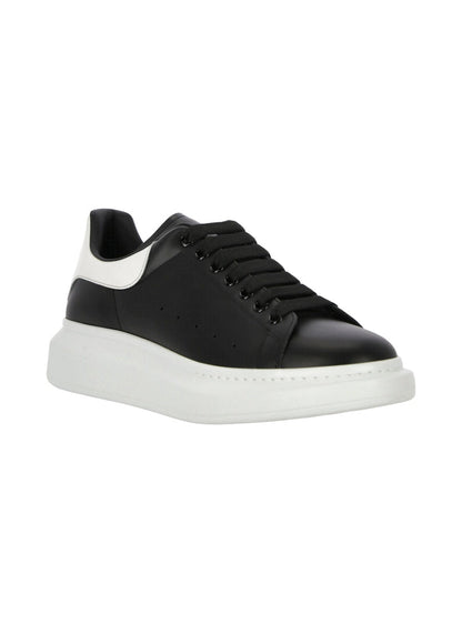 Oversize sneaker in black and white