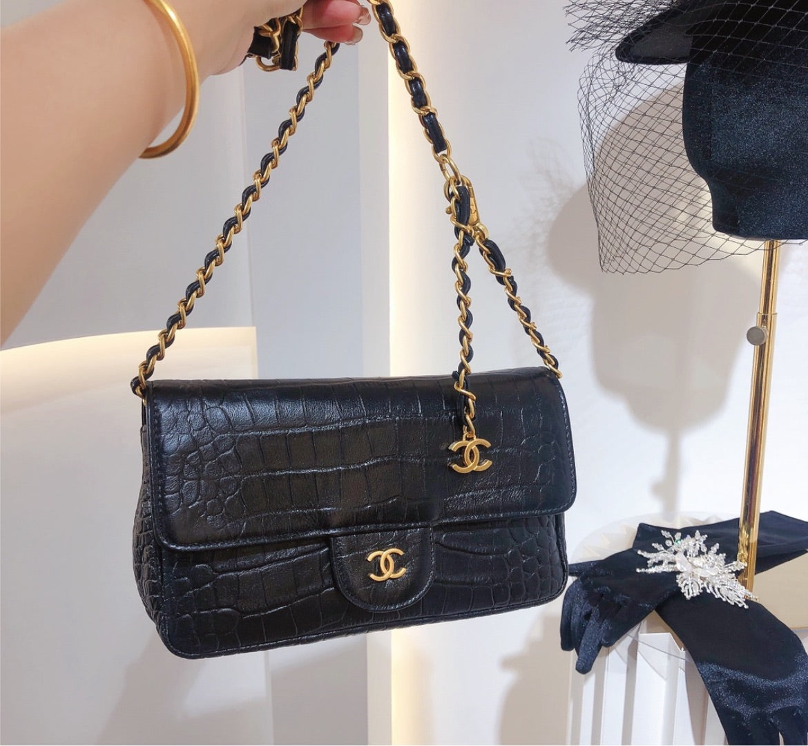 Brand new woman Chanel shoulder handbag